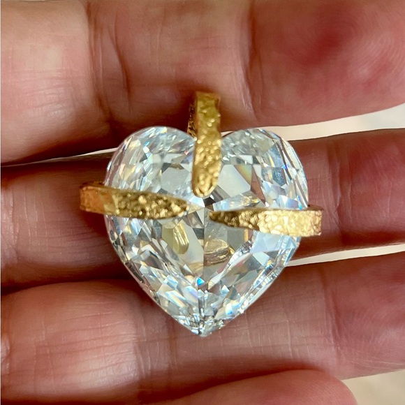 Vintage Crystal Heart GoldTone Hammered Metal ClipOn Earrings Possible J.Janson - Picture 5 of 9